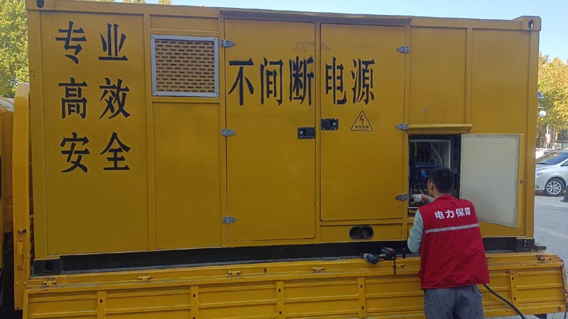 利通柴油发电机组和UPS电源配合使用时，如何避免切换过程中的电力中断？